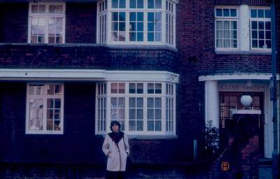 [Clarice Herzog em frente à antiga casa em Londres]